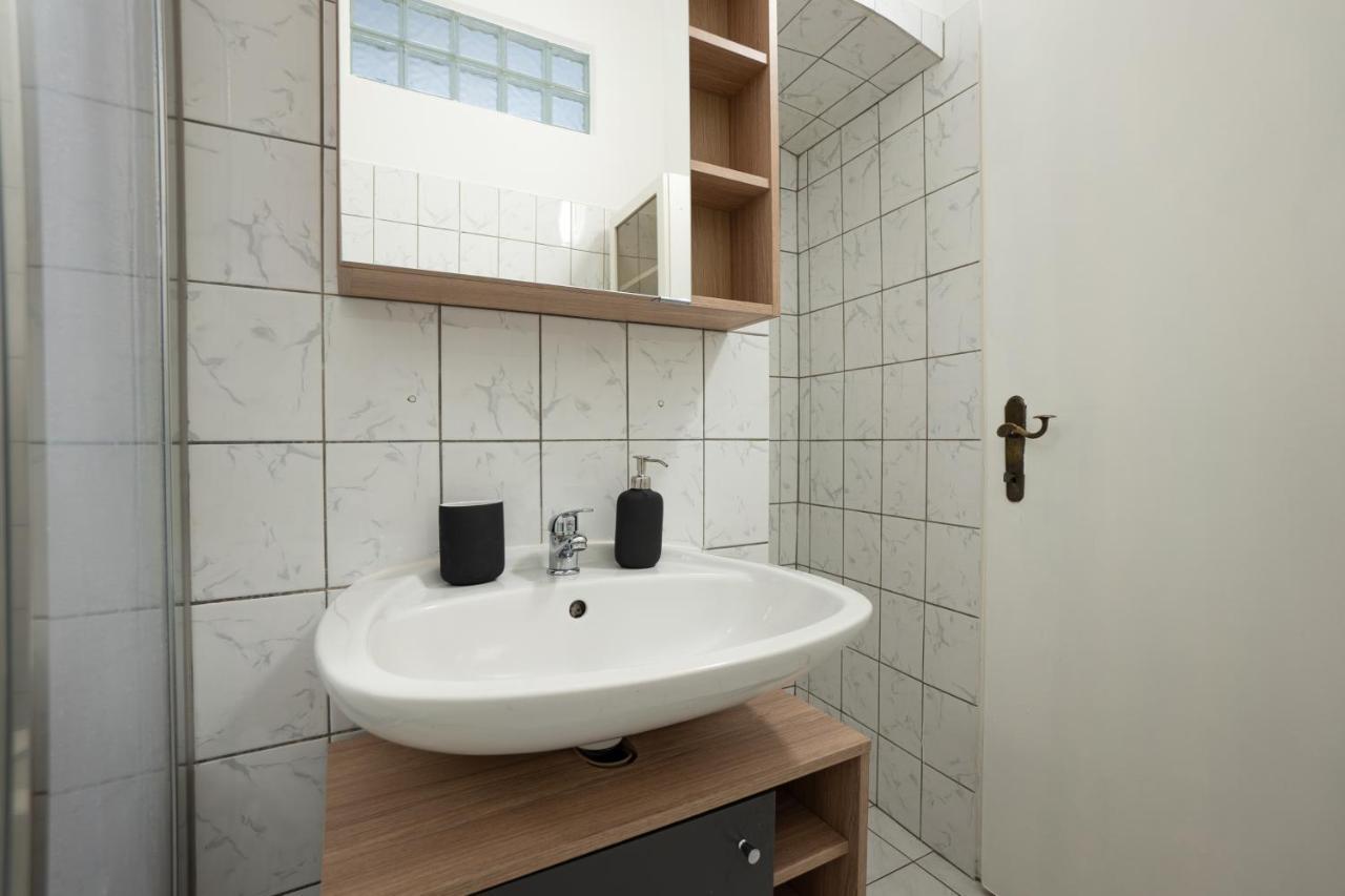 Lovely 1-Bedroom Apartment Next To Praterstern Bécs Kültér fotó