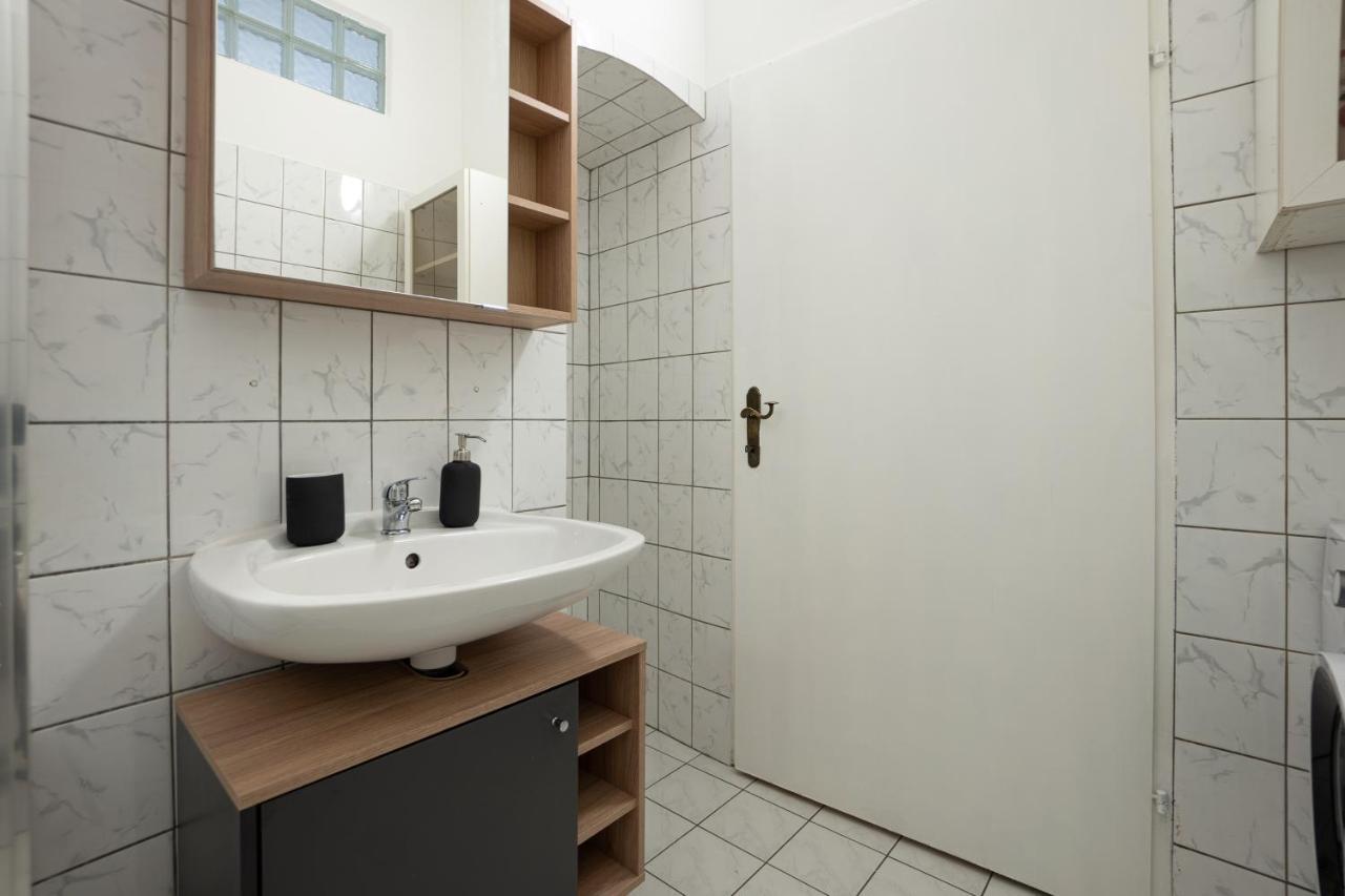 Lovely 1-Bedroom Apartment Next To Praterstern Bécs Kültér fotó